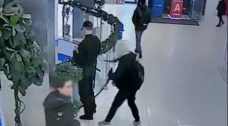 Azərbaycanlı yeniyetmə namaza görə polisi bıçaqladı - VİDEO