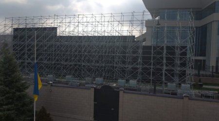 Qırğızıstan Putinin gəlişinə görə Ukrayna səfirliyini gizlətdi – VİDEO