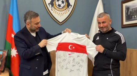 Ertem Şenerdən Qurban Qurbanova maraqlı hədiyyə - VİDEO