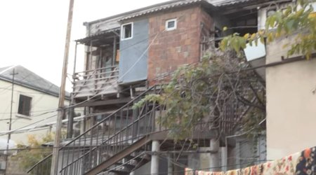 Binəqədidə qəzalı bina: Sakinlər illərdir təhlükə altında yaşayır - VİDEO