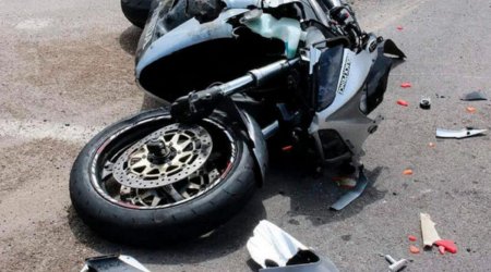 Gəncədə motosiklet yolun kənarına aşdı - Sürücü xəsarət aldı