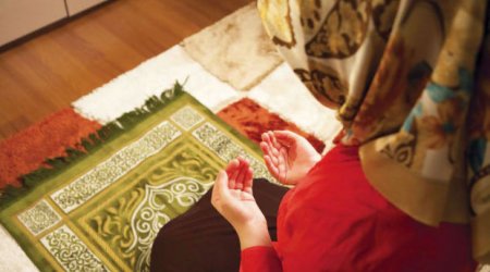 Xırdalanda kişi namaza görə arvadını döyüb dişlərini sındırdı