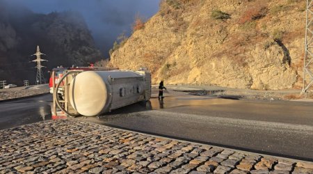 Kəlbəcərdə sement daşıyan maşın AŞDI: Sürücü xəstəxanalıq oldu