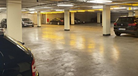 Bakıda hotelin qarajında iki maşın yandı