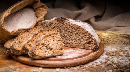 Marketlərdə “qara çörək” TƏLƏSİ – Çovdar unu əvəzinə rəngləndiricidən İSTİFADƏ OLUNUR