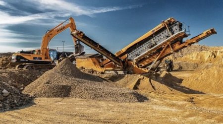 Xəzər dənizindən qanunsuz qum-çınqıl daşıyan şəxslər saxlanıldı