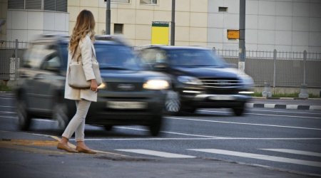 Qadın piyadanı avtomobil vurdu