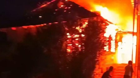 Biləsuvarda 4 otaqlı ev yanaraq KÜLƏ DÖNDÜ - VİDEO