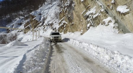 Xınalıq yolunda köməksiz qalan macar turist xilas edildi