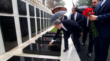 İranın xarici işlər naziri Bakıda şəhidlərin xatirəsini andı – FOTO