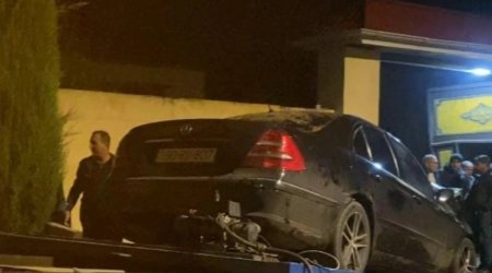 Ağcabədidə avtomobil darvazaya çırpıldı - Ölən var - FOTO
