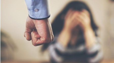 Müstəntiqin yanında arvadını öldürmək istədi – DETALLAR