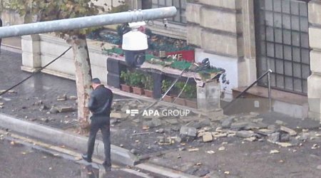 Bakının mərkəzində eyvan UÇDU: Xəsarət alan var – FOTO/VİDEO