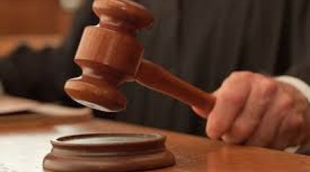 Atasını döyən oğul məhkəmə zalında həbs edildi