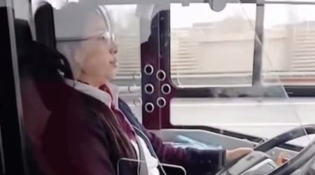 “BakuBus”un qadın sürücüsünün yüksək səslə mahnı dinlədiyi iddialarına RƏSMİ CAVAB – VİDEO