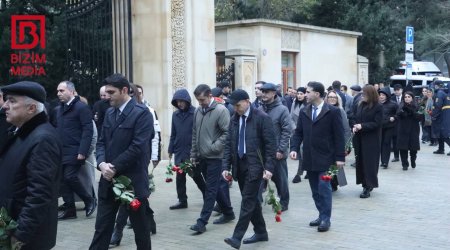 Vətəndaşlar Ulu Öndərin xatirəsini anmaq üçün Fəxri xiyabana axın edir – FOTO/VİDEO