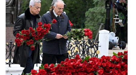 Vaqif Axundov Fəxri xiyabanı ziyarət edib — FOTO