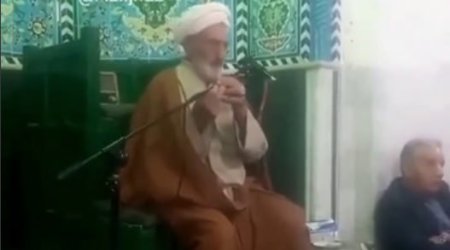 İranda molla xütbə oxuyarkən infarkt keçirdi – VİDEO