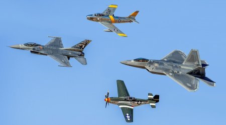 Səmada “Milad yolkası”: Qırıcılardan heyrətləndirən manevr - VİDEO