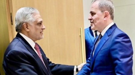 Ceyhun Bayramov pakistanlı həmkarı ilə regional məsələləri müzakirə etdi