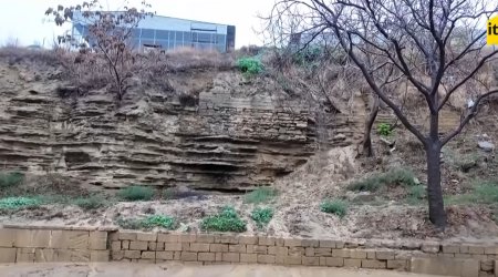 Bakının mərkəzində TƏHLÜKƏ: Yağışın fəsadları... - VİDEO