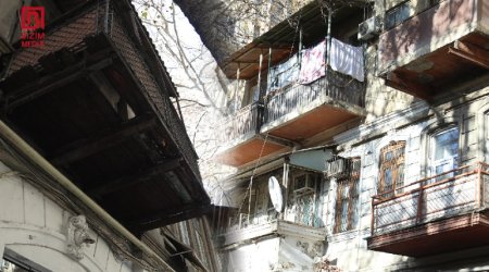 Bakının mərkəzində köhnə eyvanlar TƏHLÜKƏ saçır &ndash; Məsul qurumlar hara baxır? &ndash; VİDEO