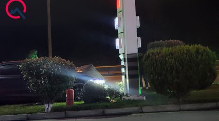Bakıda ağır QƏZA: Avtomobil yanacaqdoldurma məntəqəsinə çırpıldı - FOTO