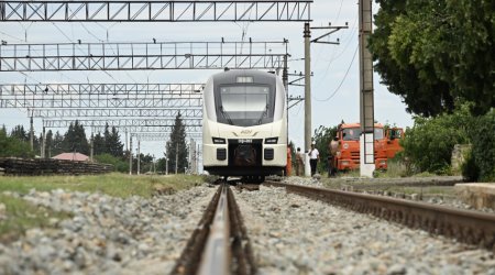 Kürdəmirdə DƏHŞƏT: Qatarın üzərindən keçmək istəyən məktəblini &ldquo;tok&rdquo; vurdu