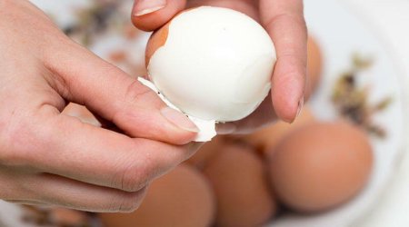 Qaynanmış yumurtanı tezbazar soymağın ən asan ÜSULU