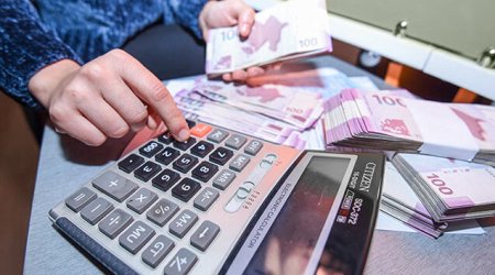 Bu şəxslərə bayramla əlaqədar 500 manat mükafat verildi - RƏSMİ