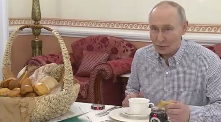 Çörəkxananın sahibi Putinə &ldquo;pirojki&rdquo; göndərdi - VİDEO