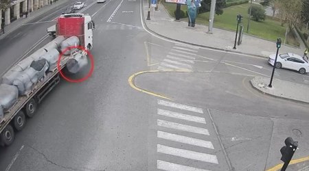 Bakıda yük avtomobilindən düşən çəllək faciəyə səbəb olacaqdı - ANBAAN VİDEO