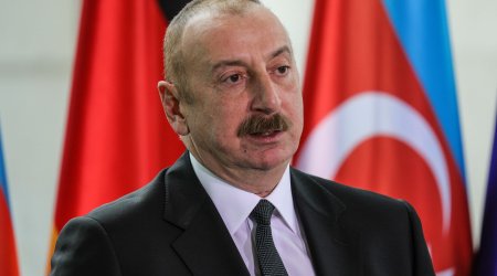 Bir şəklin tarixçəsi: İlham Əliyev SİNİF YOLDAŞLARI İLƏ... - FOTO