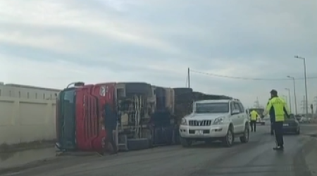 Sumqayıtda TIR aşdı – VİDEO