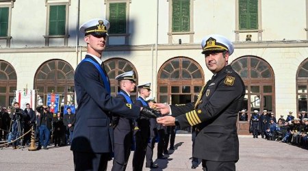 İtaliyalı məzuna Azərbaycan HDQ komandanı adından "Dənizçi kortiki" hədiyyə olundu - FOTO/VİDEO