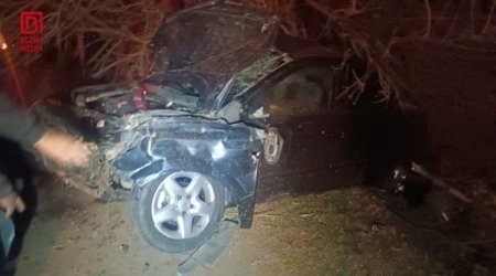 Tovuzda ağır qəza: &ldquo;Opel&rdquo; ağaca çırpılıb su arxına düşdü &ndash; Xəsarət alan var &ndash; FOTO