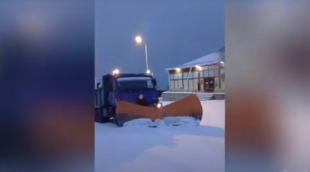 Yollar qardan təmizlənir, duz-qum səpən maşınlar işə salındı &ndash; VİDEO