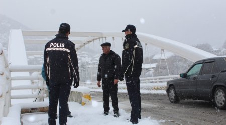 Polis əməkdaşları qarlı havada gücləndirilmiş rejimdə xidmət aparır - FOTO