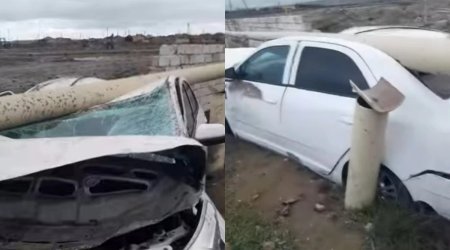 Bakıda minik avtomobili yol kənarındakı maneəyə çırpıldı - VİDEO