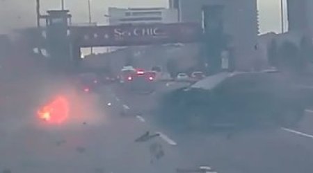 Maneələrə çırpılan avtomobilin mühərriki yandı - ANBAAN VİDEO