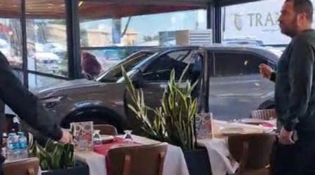 Məşhur musiqiçi avtomobili ilə restorana girdi &ndash; ANBAAN VİDEO