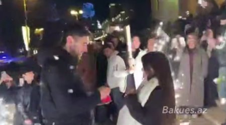 2026-cı ilin ilk dəqiqələrində şəhərin mərkəzində evlilik təklifi &ndash; VİDEO