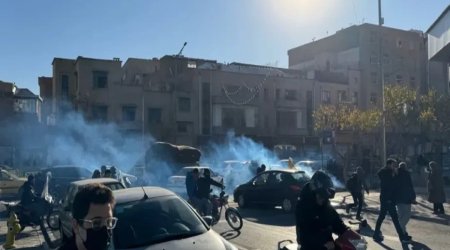 İranda güclü etirazlar - Rəisinin heykəlini aşırdılar &ndash; VİDEO