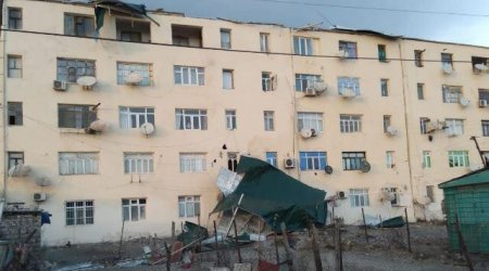 Bakıda binanın fasadı uçdu &ndash; Anbaan VİDEO