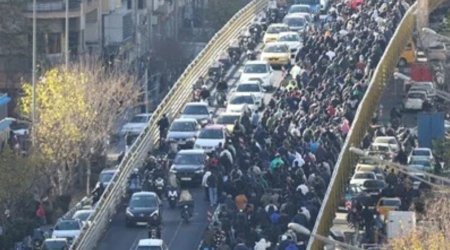 Tehranda gərginlik: Polislə toqquşmalar davam edir &ndash; VİDEO