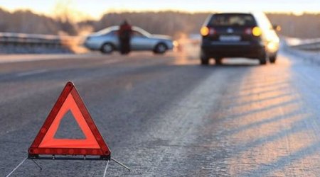 Salyanda avtomobil maneəyə çırpıldı &ndash; 4 nəfər xəsarət aldı