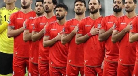 Etiraz dalğası stadiona çatdı: İran milli futbol komandası himni oxumadı &ndash; VİDEO