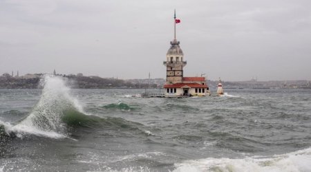 İstanbulda fırtına: Gəmi səfərləri təxirə salındı, qayıqlar aşdı - VİDEO