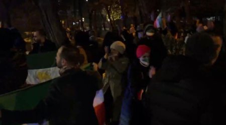 Rza Pəhləvinin tərəfdarları İranın İrəvandakı səfirliyi qarşısında etiraz aksiyası KEÇİRDİLƏR - VİDEO