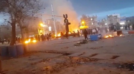 İranda VƏZİYYƏT GƏRGİNDİR: Etirazçılar küçə və prospektlərə axışıblar - VİDEO